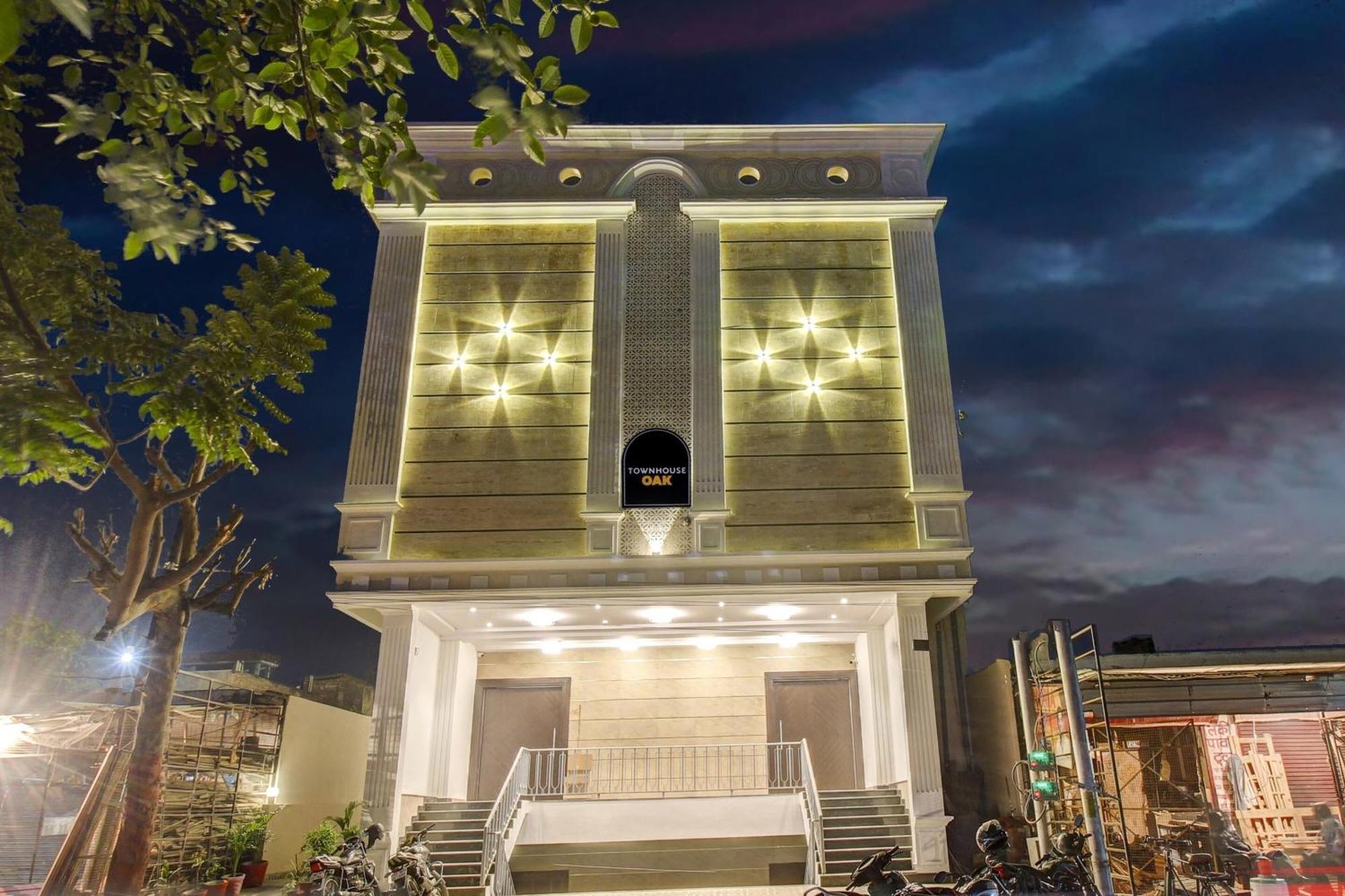 Super Townhouse Oak Aurelia Grand 호텔 러크나우 외부 사진